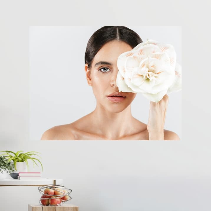 Tableau visage entre mystère et douceur florale
